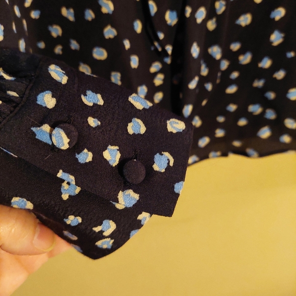 Sanctuary v neck tie front black blue print long sleeve top. Size medium - Picture 6 of 11